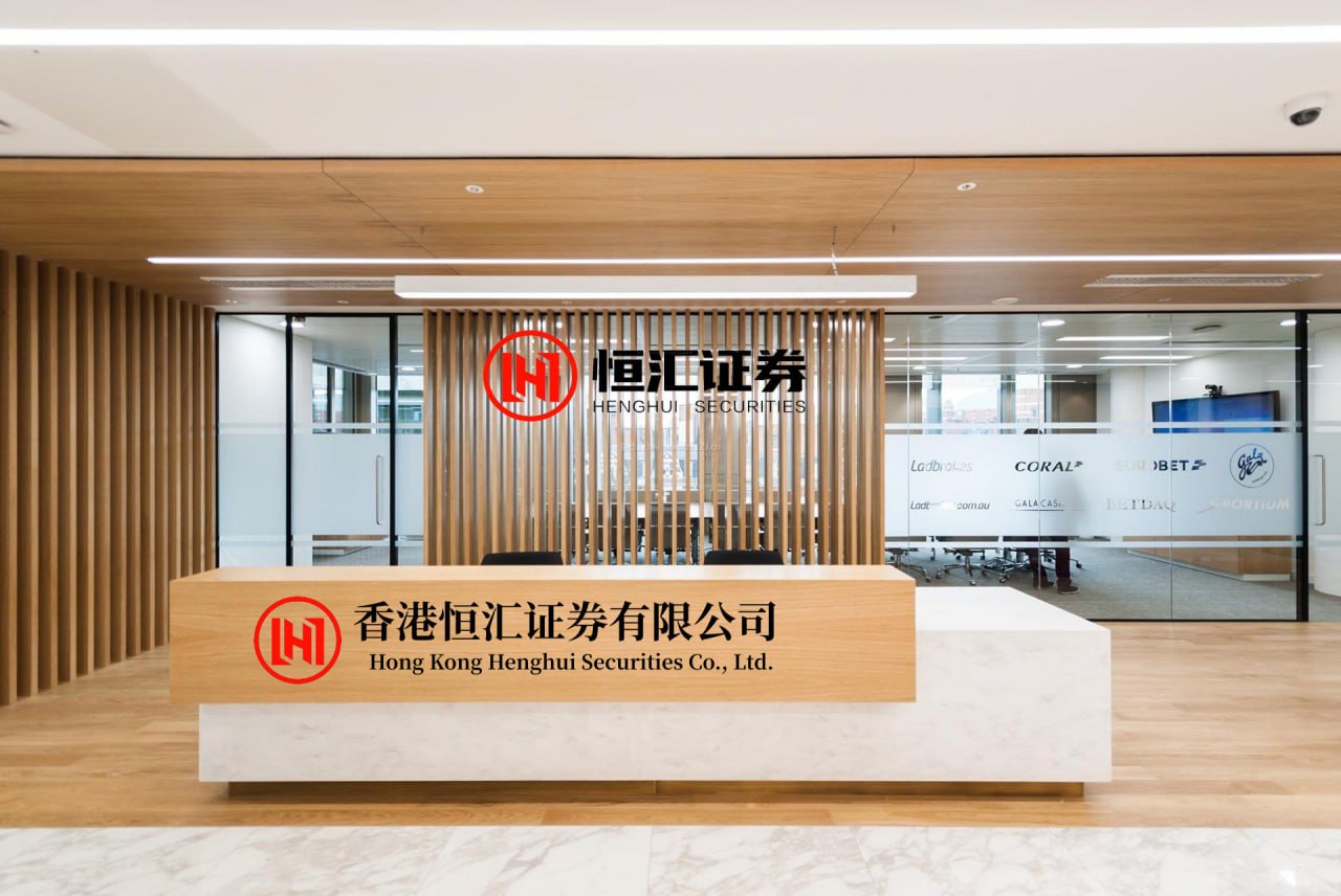 炒股配资咨询官网 手擀粉确实美的很！我之前一直想自己做，就从网上买了土豆粉面。先在盆里倒土豆粉，加盐和碱面，拿碗倒点粉用冷水搅开。等锅里水开，把淀粉水倒进去搅成透明状，再倒进土豆淀粉里趁热揉面团，边揉边翻干淀粉。面团和好擀开，切成喜欢的宽窄条。水开下锅煮，漂起来就熟了，捞到凉水里多过几次。再炒个料汤，加火...